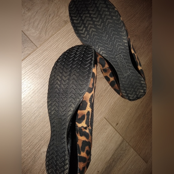 Kenneth Cole Blink Wink Flats - Picture 6 of 9